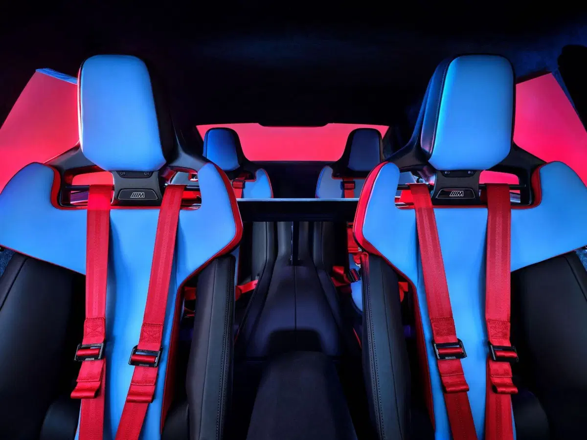 BMW M3 elettrica, che bomba: con 1.395 CV supera persino la Ferrari Luce (21)