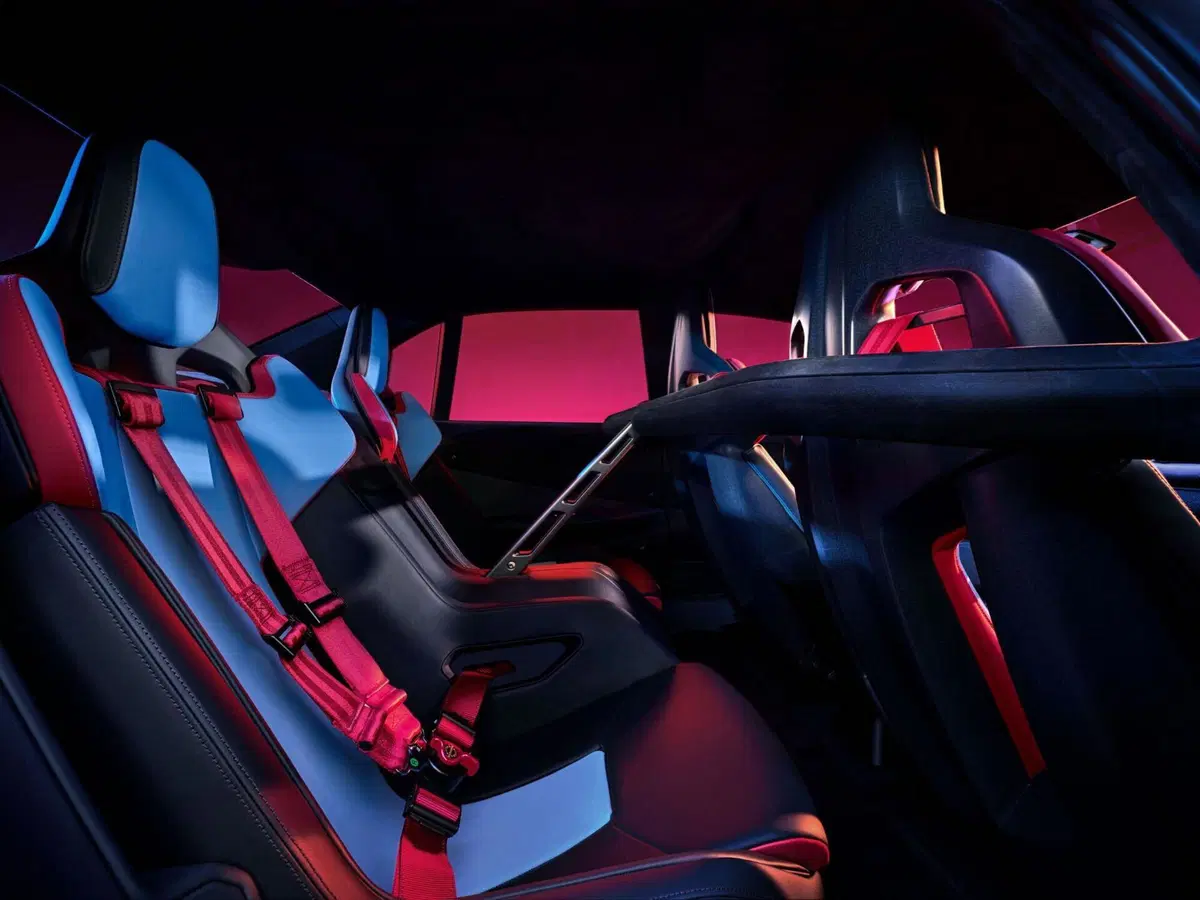 BMW M3 elettrica, che bomba: con 1.395 CV supera persino la Ferrari Luce (25)