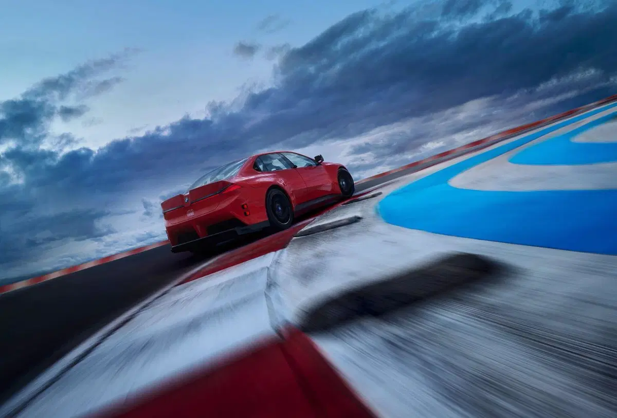 BMW M3 elettrica, che bomba: con 1.395 CV supera persino la Ferrari Luce (37)