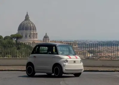 Fiat porta Topolino e Tris in Vaticano: cos&igrave; cambia la mobilit&agrave; elettrica della Santa Sede