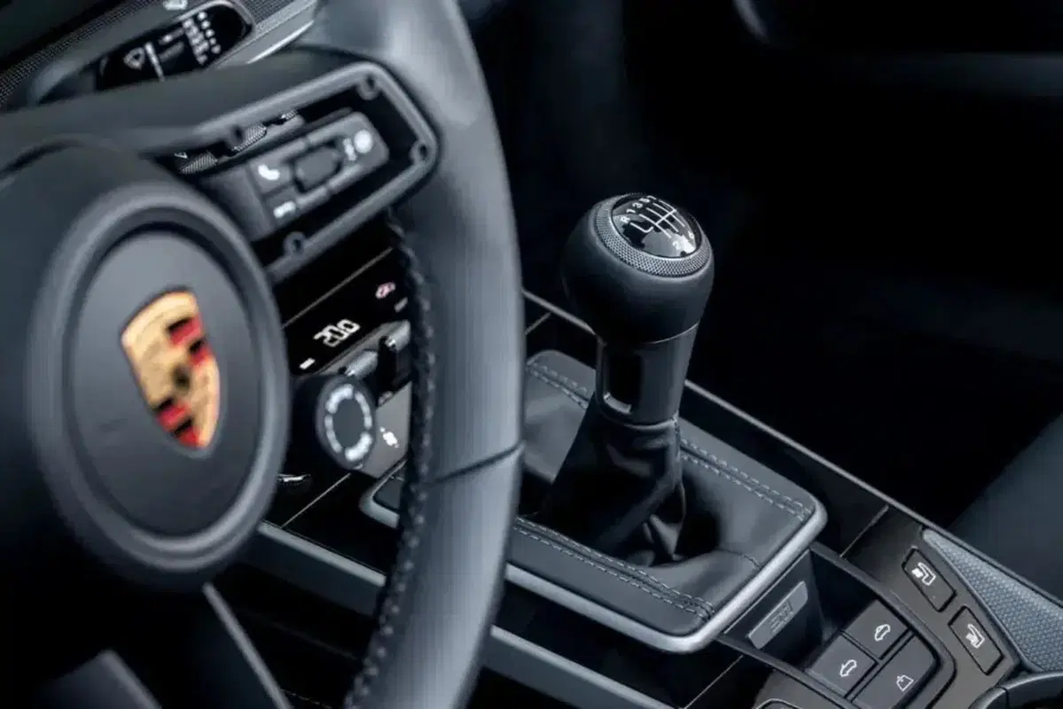 Guidare un'auto con il cambio manuale potrebbe prevenire la demenza: ecco lo studio giapponese