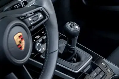 Guidare un'auto con il cambio manuale potrebbe prevenire la demenza: ecco lo studio giapponese