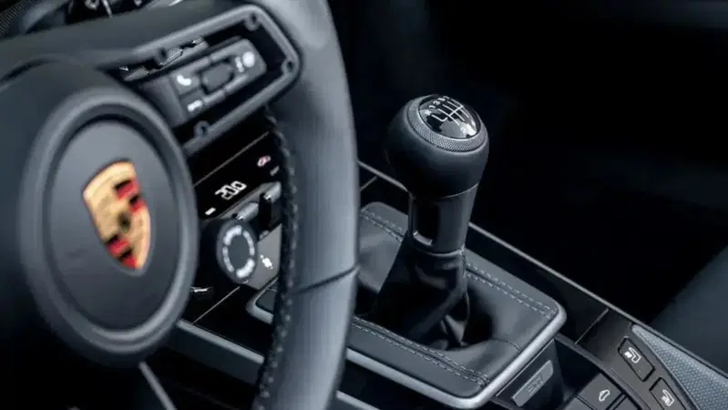 Guidare un'auto con il cambio manuale potrebbe prevenire la demenza: ecco lo studio giapponese