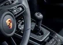 Guidare un'auto con il cambio manuale potrebbe prevenire la demenza: ecco lo studio giapponese