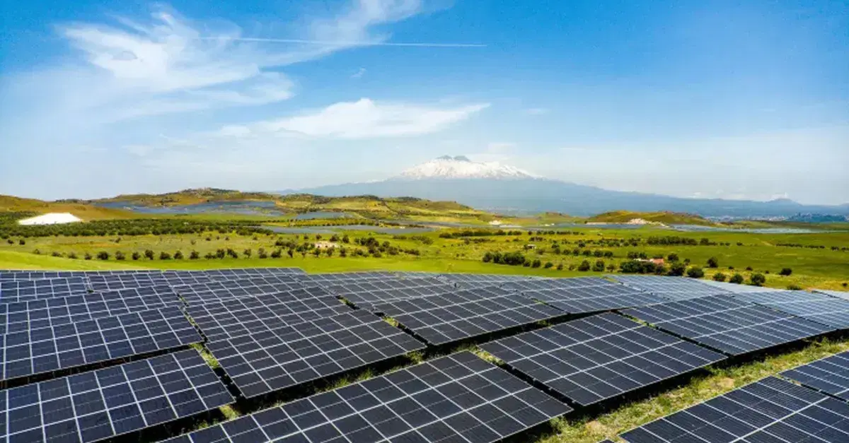 In Sicilia apre il pi&ugrave; grande parco solare d'Italia: cosa cambia per energia e auto elettriche