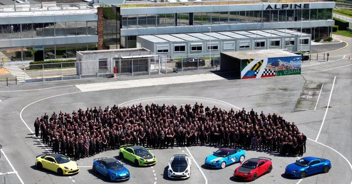 L'ultima Alpine A110 &egrave; uscita dalla fabbrica: finisce un'era, ora tocca alla sportiva elettrica