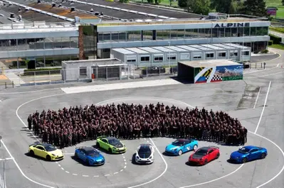 L'ultima Alpine A110 &egrave; uscita dalla fabbrica: finisce un'era, ora tocca alla sportiva elettrica