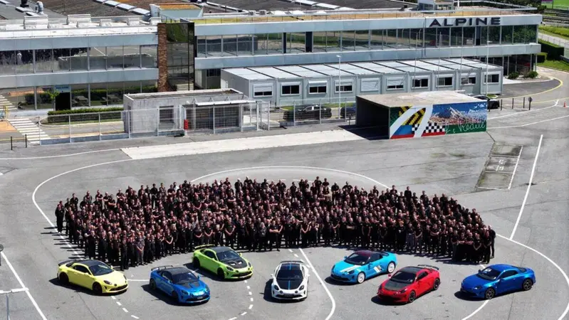 L'ultima Alpine A110 &egrave; uscita dalla fabbrica: finisce un'era, ora tocca alla sportiva elettrica