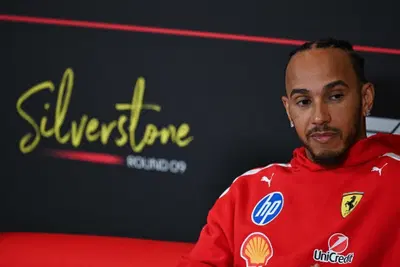 F1. "Per battere la Mercedes dovrei entrare nel loro box a svitare i bulloni!": Hamilton infiamma Silverstone e sulla Ferrari dice...