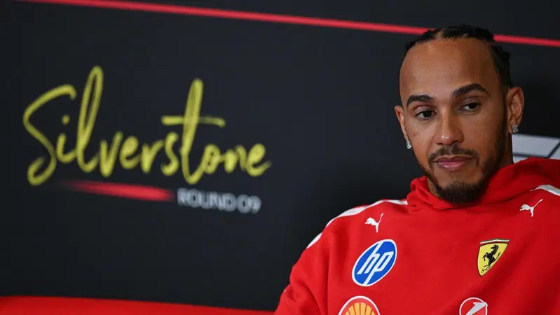 F1. "Per battere la Mercedes dovrei entrare nel loro box a svitare i bulloni!": Hamilton infiamma Silverstone e sulla Ferrari dice...