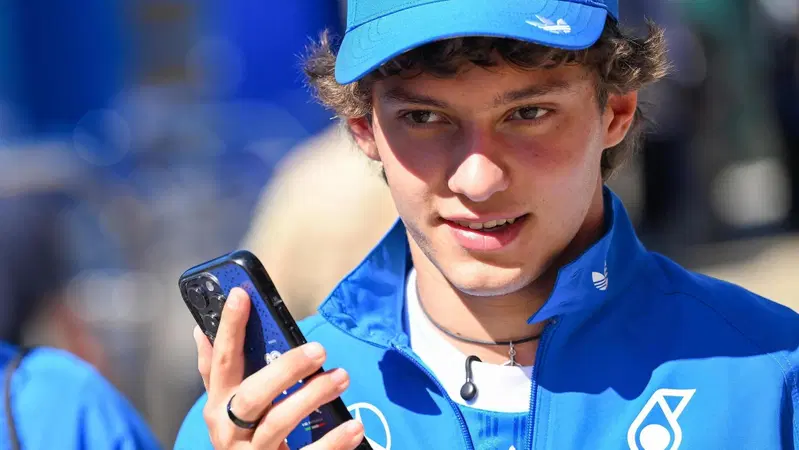 F1. &ldquo;Se vincessi qui sarebbe un bel messaggio&rdquo;: Andrea Kimi Antonelli lancia la sfida a George Russell in casa a Silverstone