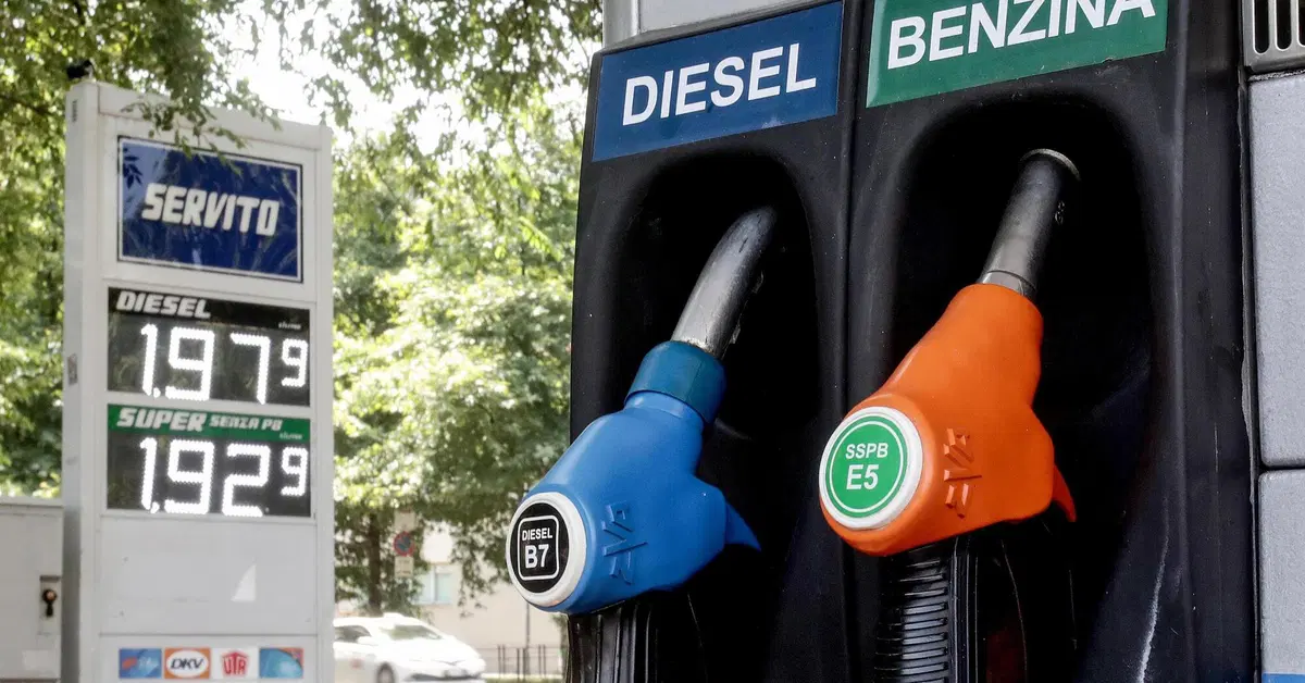 Stop allo sconto sulle accise: da oggi fare il pieno costa fino a 3 euro in pi&ugrave; 