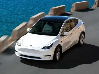 Tesla supera le stime sulle consegne, ma il titolo crolla: cosa sta succedendo