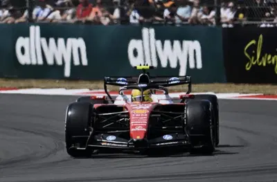 F1. Hamilton fa sognare la Ferrari nel suo giardino in FP1, ma la Mercedes fa paura: Antonelli spaventa il #44 a Silverstone