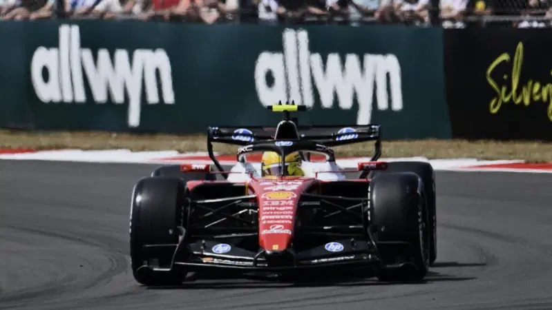 F1. Hamilton fa sognare la Ferrari nel suo giardino in FP1, ma la Mercedes fa paura: Antonelli spaventa il #44 a Silverstone