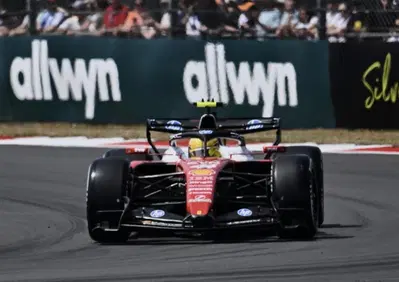 F1. Hamilton fa sognare la Ferrari nel suo giardino in FP1, ma la Mercedes fa paura: Antonelli spaventa il #44 a Silverstone