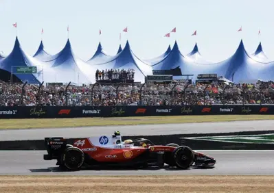 F1. Magia Hamilton a Silverstone: nasconde l'energia e si prende una pole pazzesca nelle qualifiche Sprint! Ma il millimetrico Antonelli fa tremare la Ferrari