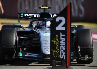 F1. È stato il giorno e la notte: Antonelli beffato per 11 millesimi a Silverstone, ma Kimi lancia la sfida totale a Hamilton e Ferrari