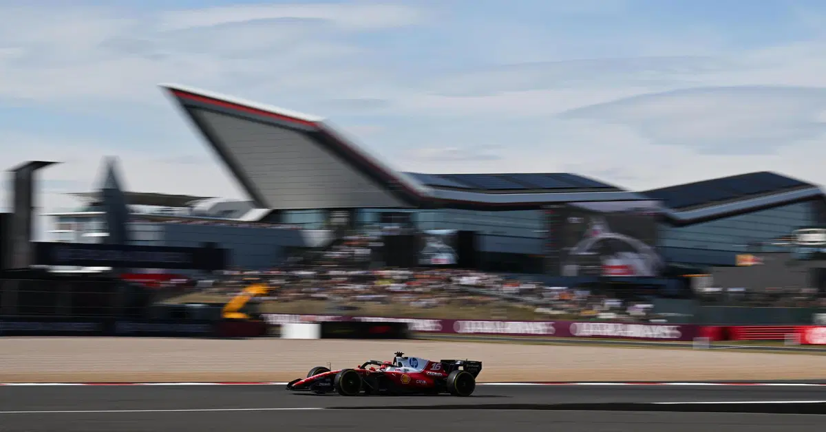 F1, Silverstone col fiato sospeso: Hamilton vs Antonelli, Ferrari contro Mercedes. Chi vincer&agrave; la Sprint del GP di Gran Bretagna?