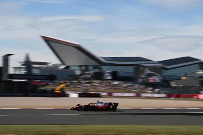 F1, Silverstone col fiato sospeso: Hamilton vs Antonelli, Ferrari contro Mercedes. Chi vincer&agrave; la Sprint del GP di Gran Bretagna?
