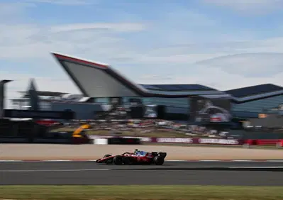 F1, Silverstone col fiato sospeso: Hamilton vs Antonelli, Ferrari contro Mercedes. Chi vincerà la Sprint del GP di Gran Bretagna?
