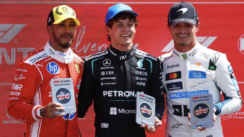 F1, Il re e l'erede: Antonelli studia Hamilton, lo fulmina a Silverstone e si prende un record da leggenda nella Sprint!
