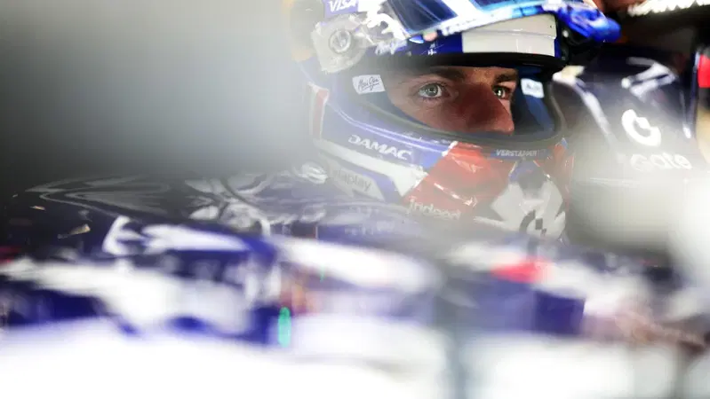 &ldquo;Non ha senso correre cos&igrave; domani&rdquo;. Verstappen &egrave; una furia a Silverstone: battuto da Hadjar, crolla al 7&deg; posto e attacca la Red Bull e questa F1