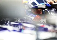 “Non ha senso correre così domani”. Verstappen è una furia a Silverstone: battuto da Hadjar, crolla al 7° posto e attacca la Red Bull e questa F1