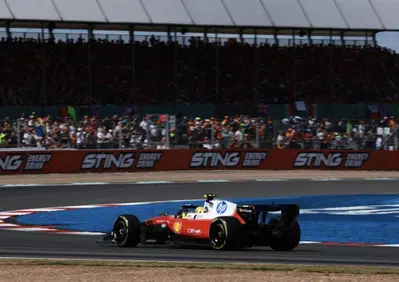 F1. Messaggio errato per un bug. Ecco perché la FIA ha bloccato la Safety Car a Silverstone fregando Hamilton
