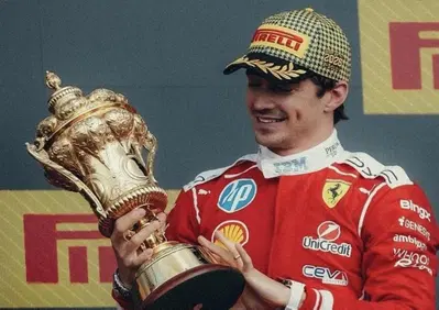 F1, È stata dura, ma sapevo che i risultati sarebbero arrivati”: l'urlo di Leclerc a Silverstone dopo 624 giorni di digiuno e regala la vittoria n. 250 alla Ferrari