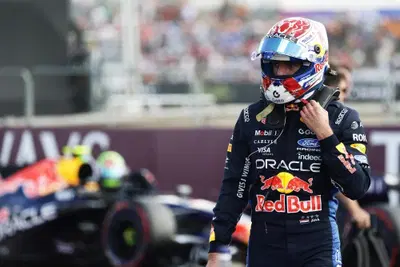 F1. "Che macchina di merda!": Verstappen fuori di s&eacute; a Silverstone scaglia il volante. E nel post-gara trema: "Cos&igrave; &egrave; pericoloso. Voglio solo andare a casa"
