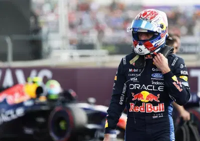 F1. Che macchina di merda!: Verstappen fuori di sé a Silverstone scaglia il volante. E nel post-gara trema: Così è pericoloso. Voglio solo andare a casa
