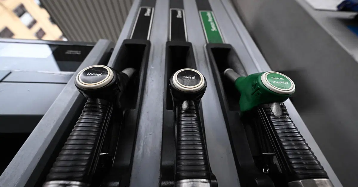 Il petrolio crolla del 24%, ma alla pompa cambia poco: perch&eacute; benzina e diesel non scendono?
