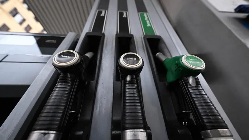Il petrolio crolla del 24%, ma alla pompa cambia poco: perch&eacute; benzina e diesel non scendono?