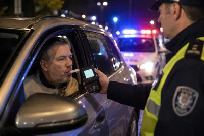 Gli ritirano la patente per guida in stato di ebbrezza, ma &egrave; astemio: il suo corpo produce alcol da solo