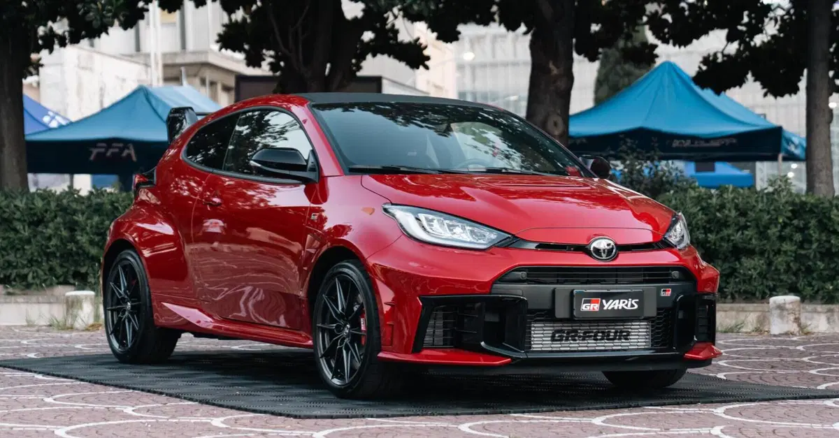 Toyota GR Yaris MY26 debutta in Italia: la sportiva nata dai rally diventa ancora pi&ugrave; precisa e coinvolgente