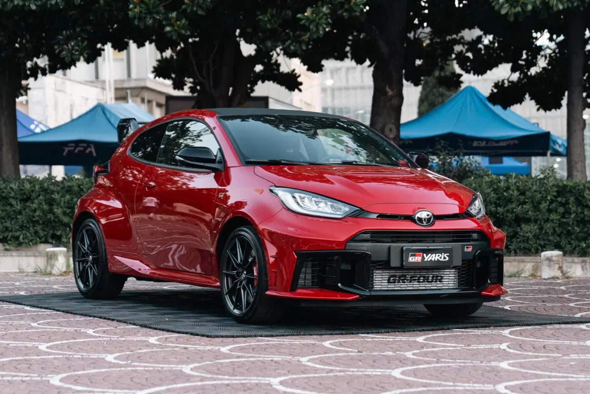 Toyota GR Yaris MY26 debutta in Italia: la sportiva nata dai rally diventa ancora pi&ugrave; precisa e coinvolgente