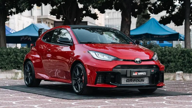 Toyota GR Yaris MY26 debutta in Italia: la sportiva nata dai rally diventa ancora pi&ugrave; precisa e coinvolgente