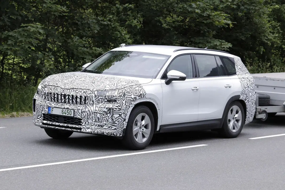Nuova Skoda Kodiaq: ecco il restyling del SUV che non rinuncia ai motori termici (3)