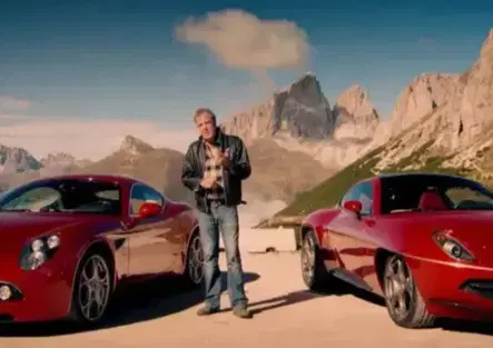 Jeremy Clarkson sfida Porsche: “Le vere supercar le fanno gli italiani”