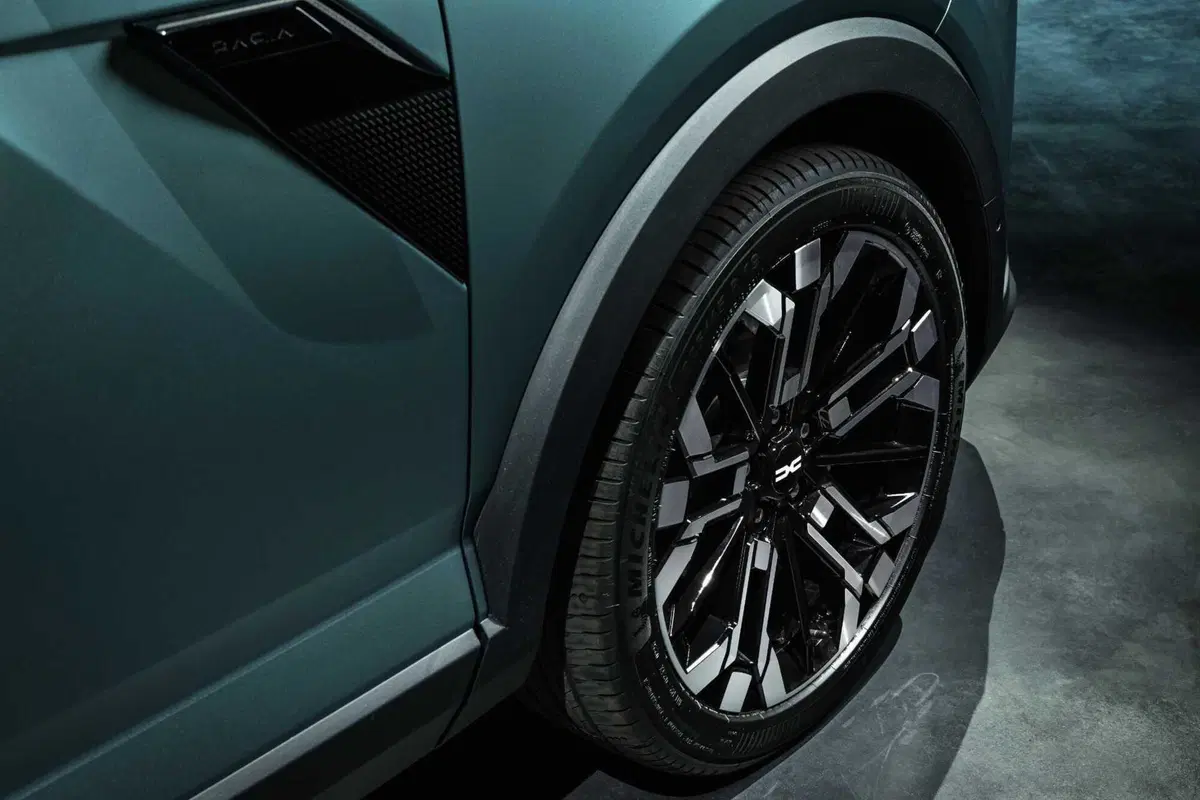 Nuova Dacia Striker: il crossover che sfida SUV, wagon e berline partendo da meno di 25.000 euro (VIDEO) (6)