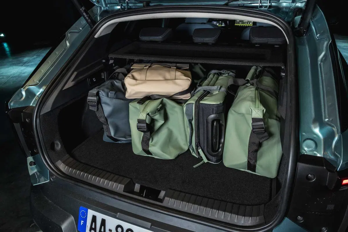 Nuova Dacia Striker: il crossover che sfida SUV, wagon e berline partendo da meno di 25.000 euro (VIDEO) (33)