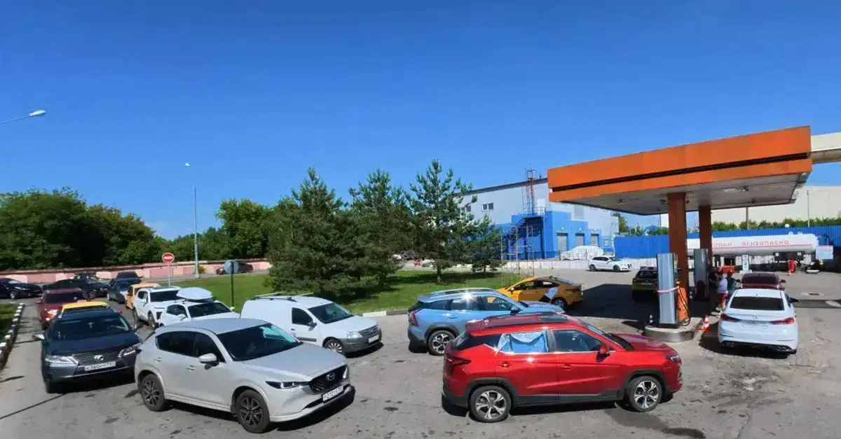 Russia senza carburante: code ai distributori, prezzi alle stelle e risse, la crisi del petrolio colpisce anche Mosca