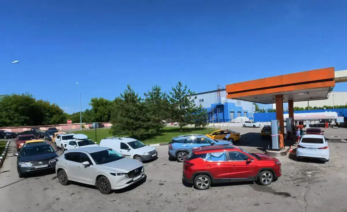 Russia senza carburante: code ai distributori, prezzi alle stelle e risse, la crisi del petrolio colpisce anche Mosca