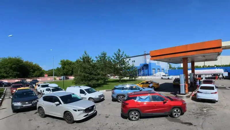Russia senza carburante: code ai distributori, prezzi alle stelle e risse, la crisi del petrolio colpisce anche Mosca