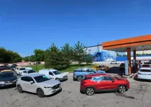 Russia senza carburante: code ai distributori, prezzi alle stelle e risse, la crisi del petrolio colpisce anche Mosca