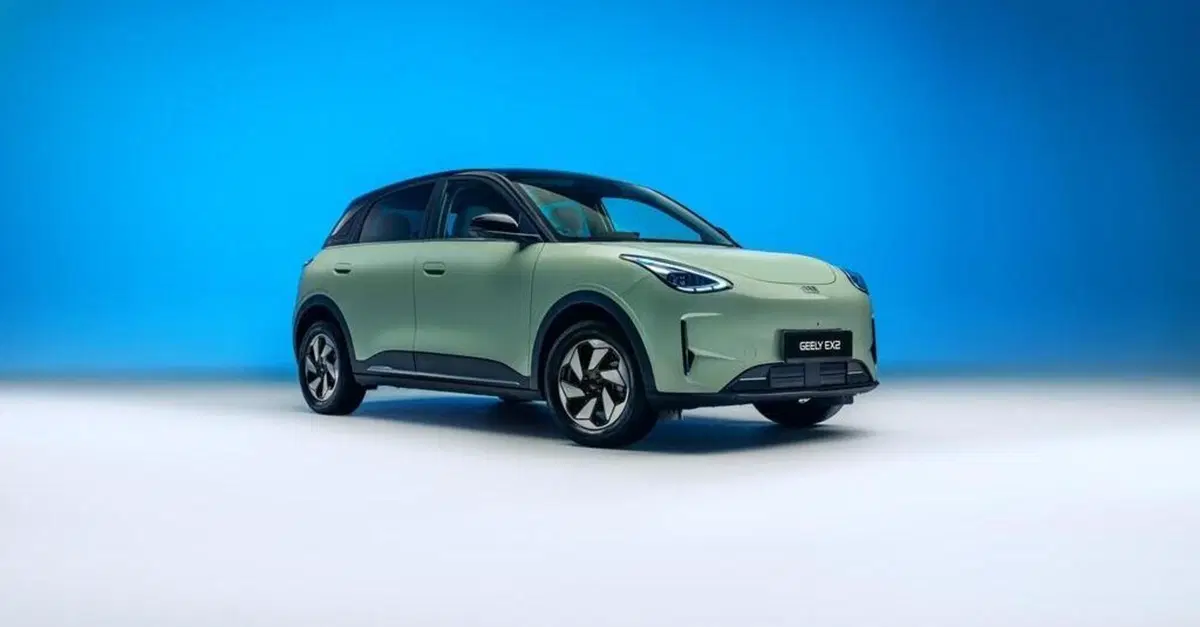 Geely sfida tutti con la nuova E2: ecco l'elettrica da meno di 20.000 euro