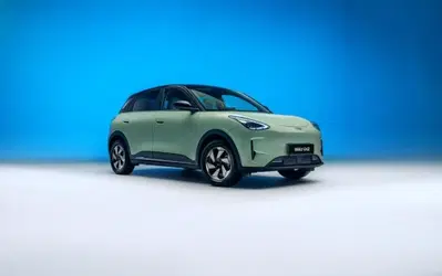 Geely sfida tutti con la nuova E2: ecco l'elettrica da meno di 20.000 euro