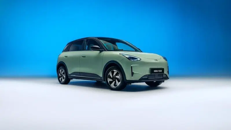 Geely sfida tutti con la nuova E2: ecco l'elettrica da meno di 20.000 euro