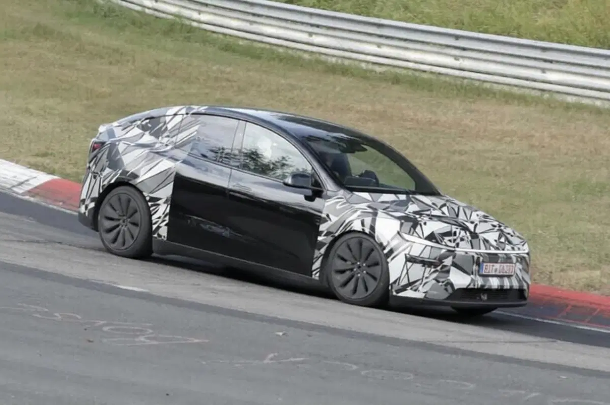 Tesla Model Y L avvistata al Nurburgring: il SUV elettrico a sei posti si prepara a conquistare l'Europa